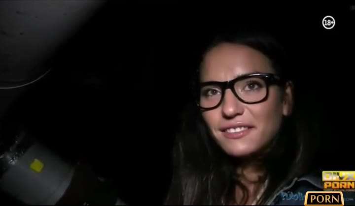 Gözlüklü Kız 1000 Euro’ya Veriyor Türkçe Altyazı 720p HD izle
