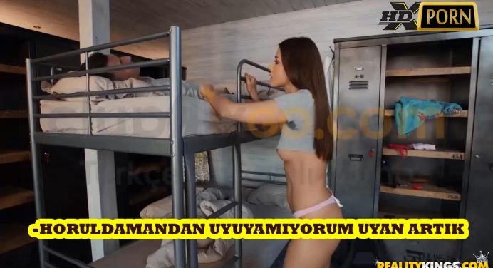 Yurtta Sevgilisini Başka Biriyle Aldatan Kız Ne Yapacağını Şaşırıyor Türkçe Altyazılı Porno